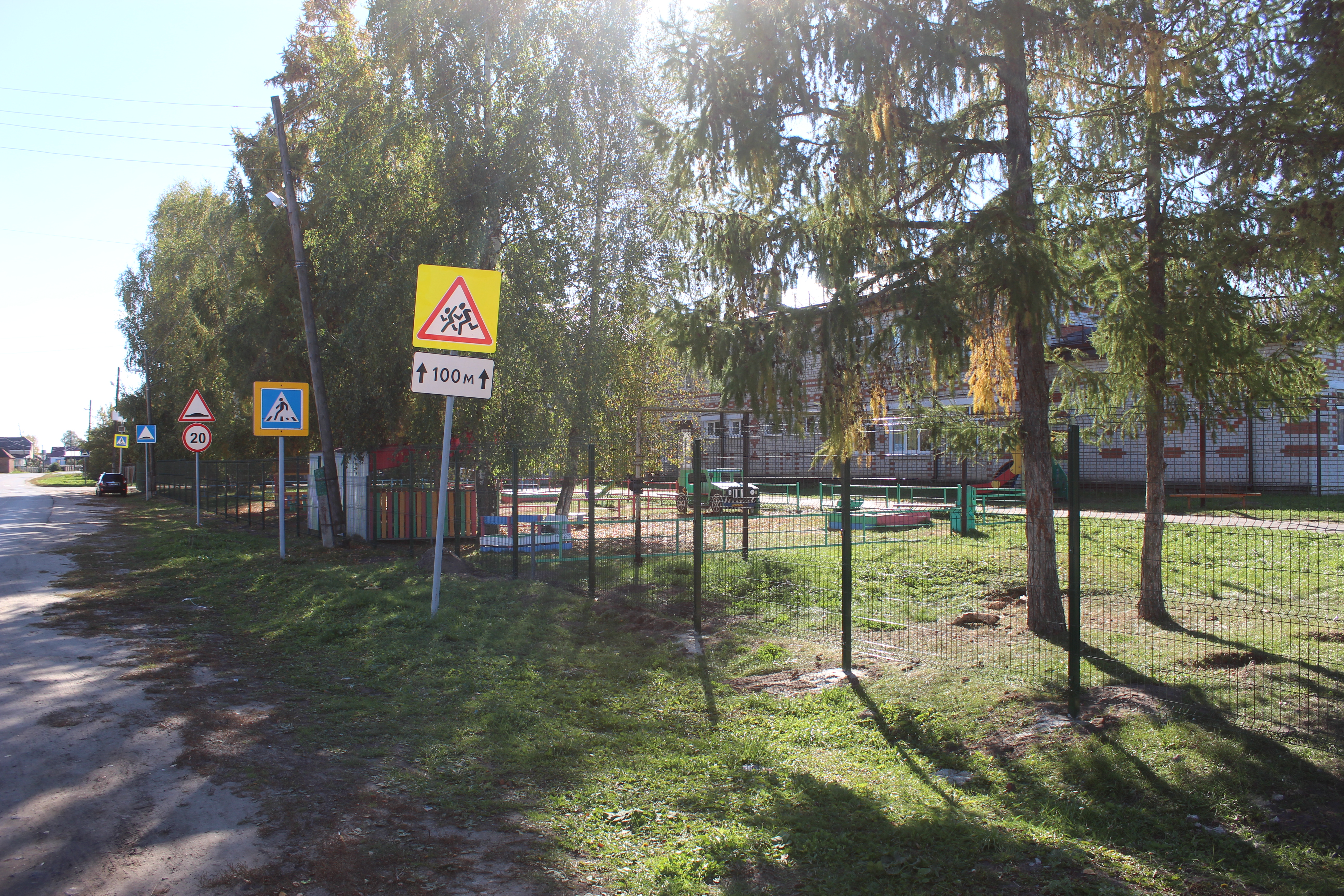 Дорога у школы.